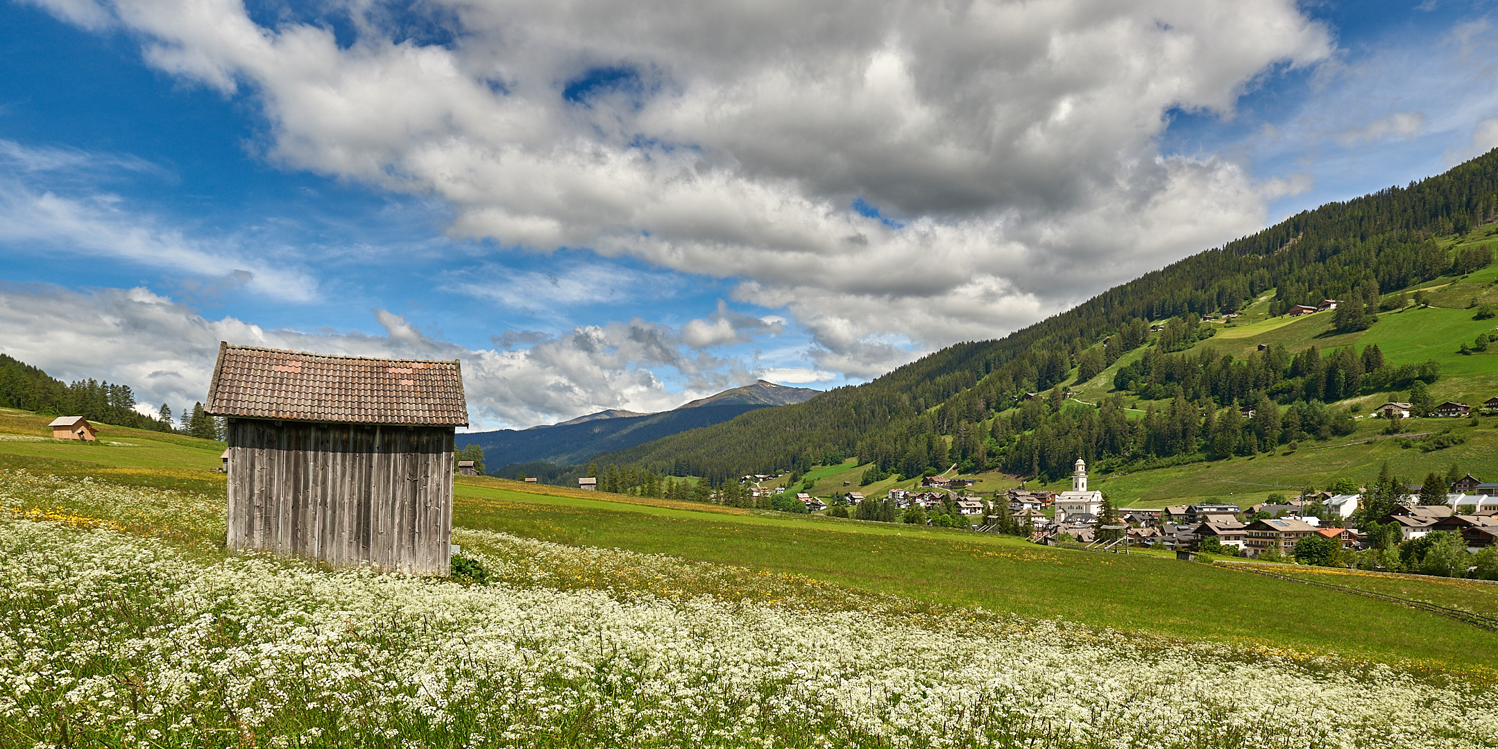 Das idyllische Dorf Sexten (Südtirol) ist umgeben von der überwältigenden Naturschönheit der...