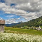 Das idyllische Dorf Sexten (Südtirol) ist umgeben von der überwältigenden Naturschönheit der...