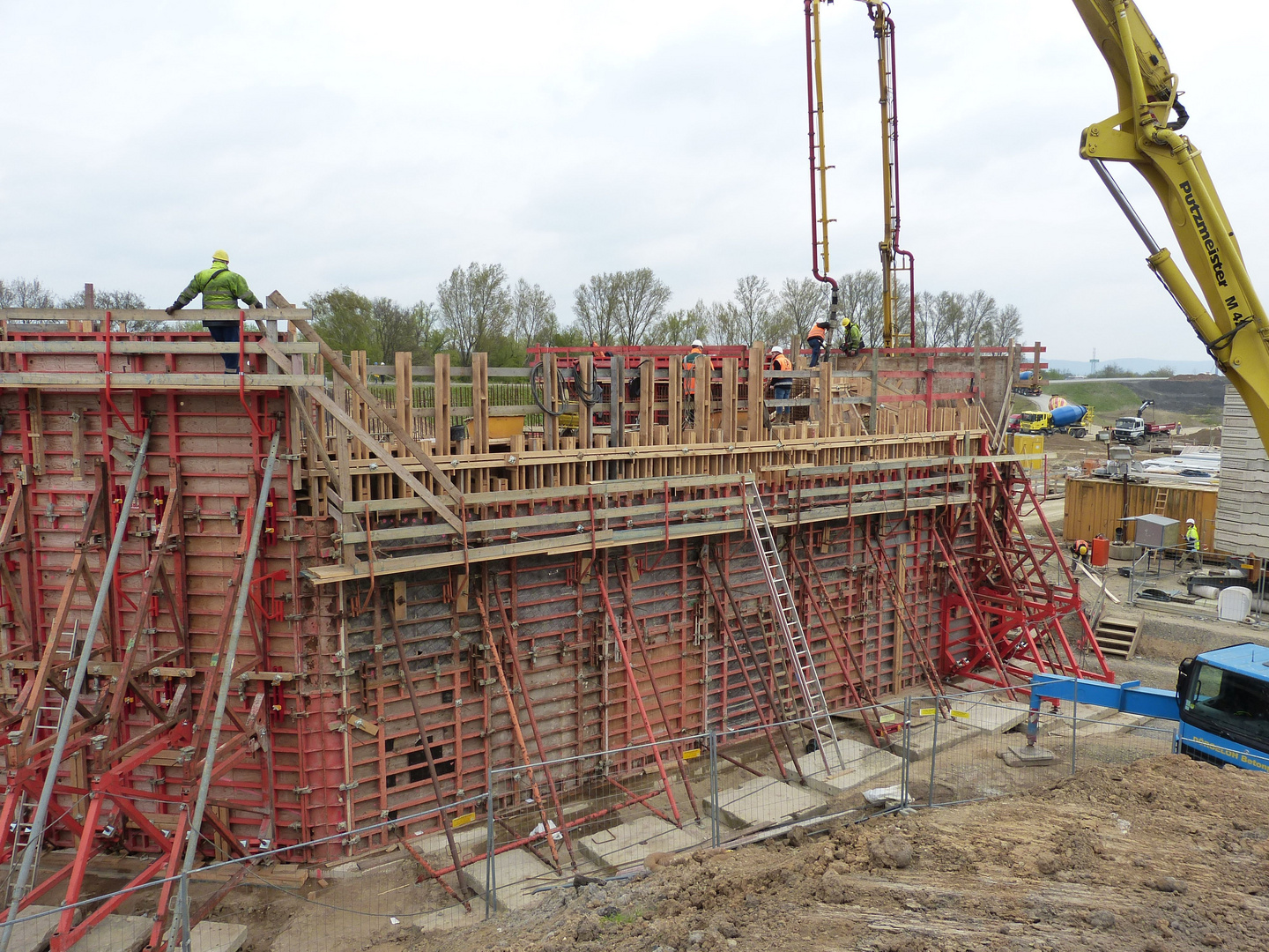 Das im Bau befindliche  Brückenwiderlager BW 1 während Betonnage