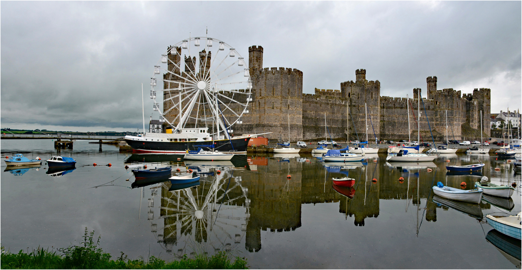 Das imposante Caernarfon Castle ist Teil ...