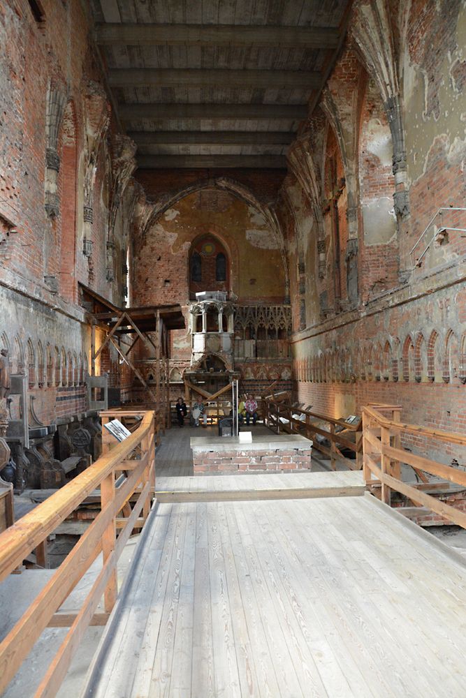 Das Innere der Burgkirche ist noch nicht restauriert.