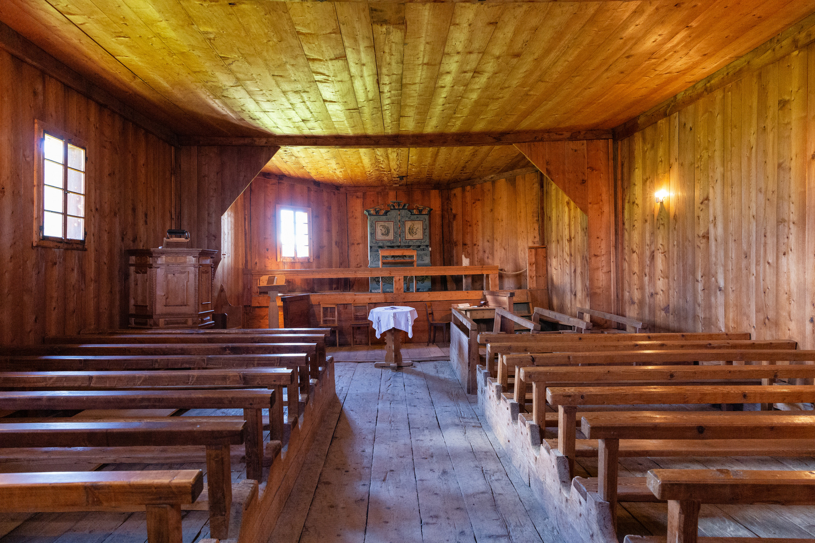 Das Innere der Holzkirche von Obermutten