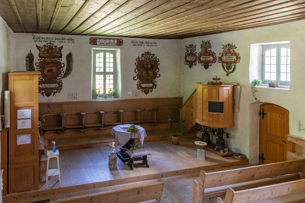 Das Innere der Kirche Gadmen...