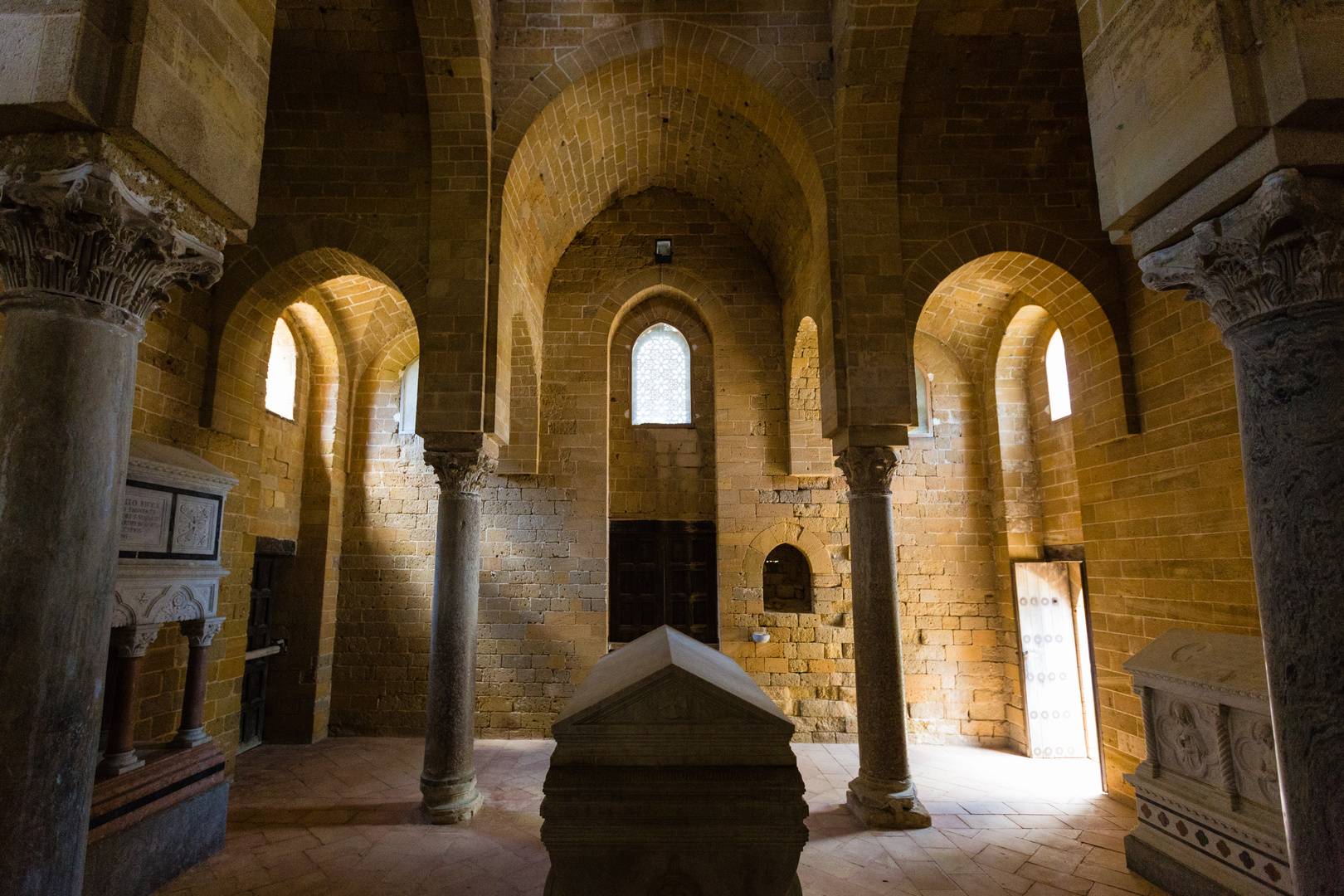 Das Innere der Kirche SS. Trinità di Delia