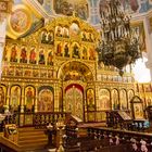 Das Innere der russisch-orthodoxen Christi-Himmelfahrt-Kathedrale in Almaty...