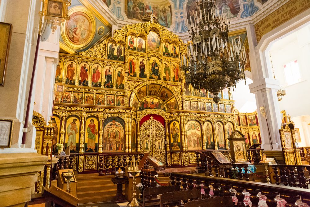 Das Innere der russisch-orthodoxen Christi-Himmelfahrt-Kathedrale in Almaty...