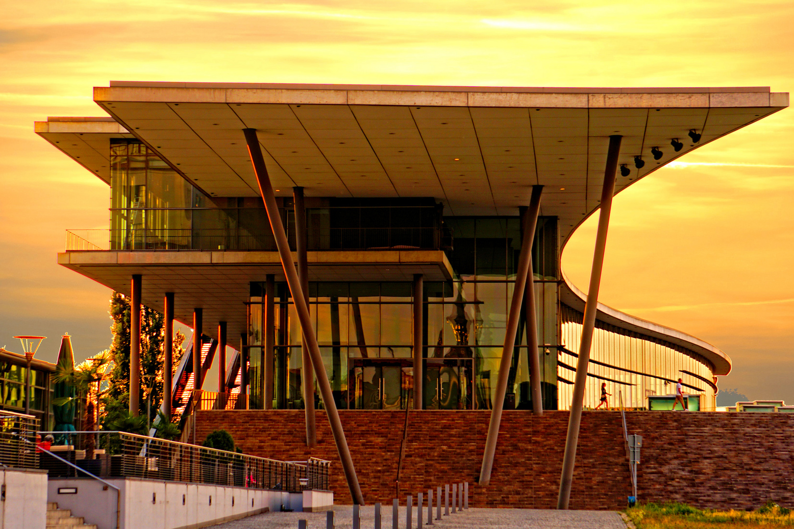 Das Internationale Congress Center Dresden am Abend