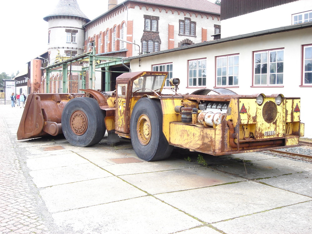 Das ist Bodo mit dem Bagger . Bagger für den Erzabbau Untertage in Gosslar