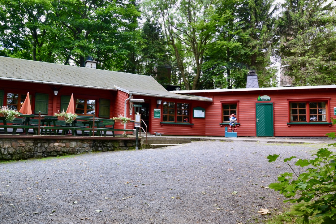 Das ist das Gasthaus auf dem Geisingberg