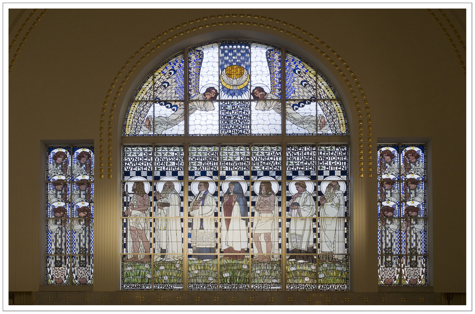 Das ist das richtige Fenster im Westen der Kirche von Koloman gefertigt