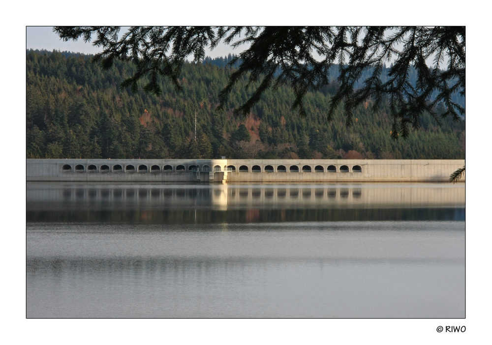 das ist die Staumauer vom Schwarzenbach Talsperre..............