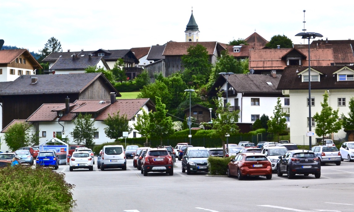 Das ist ein Blick vom Parkplatz in Bodenmais…