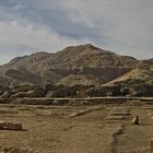 das ist eine sicht vom hinteren teil des rammesseum tempel in theben west