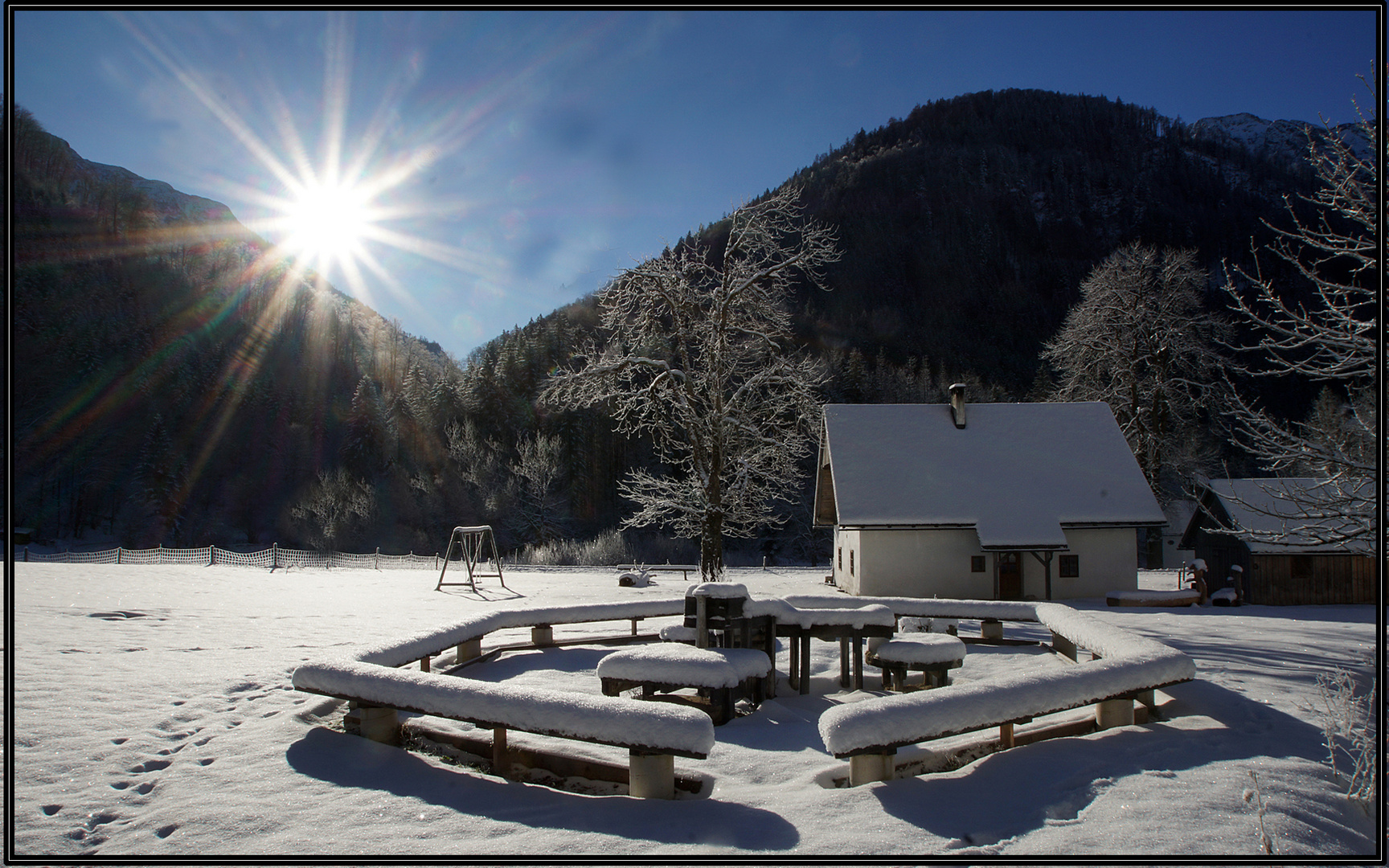 Das Jagahäusl im Sonnenlicht.