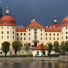 Das Jagdschloss Moritzburg bei einem herannahenden Unwetter