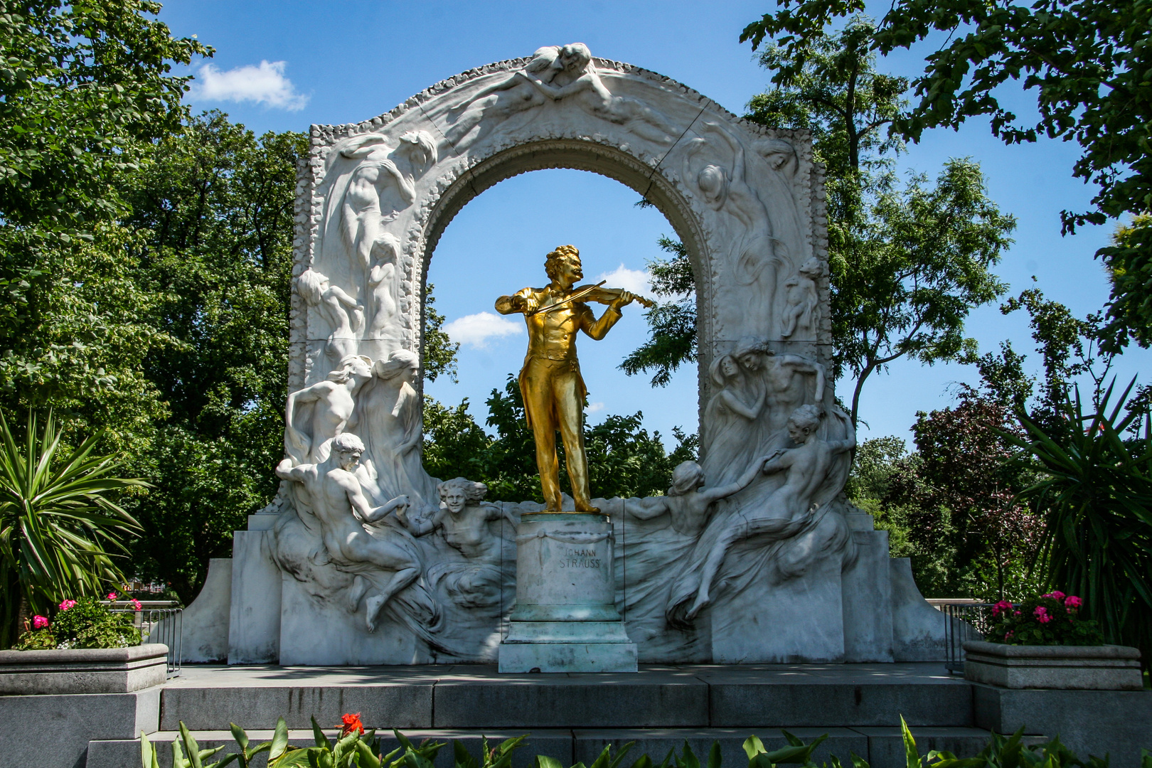 Das Johann-Strauss-Denkmal ...