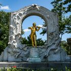 Das Johann-Strauss-Denkmal ...