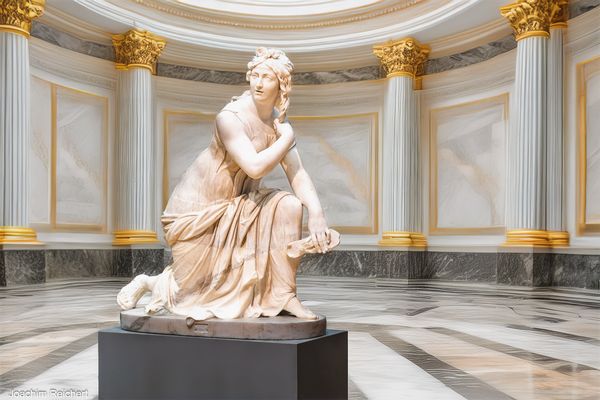 Das junge Mädchen die Sandalen anlegend