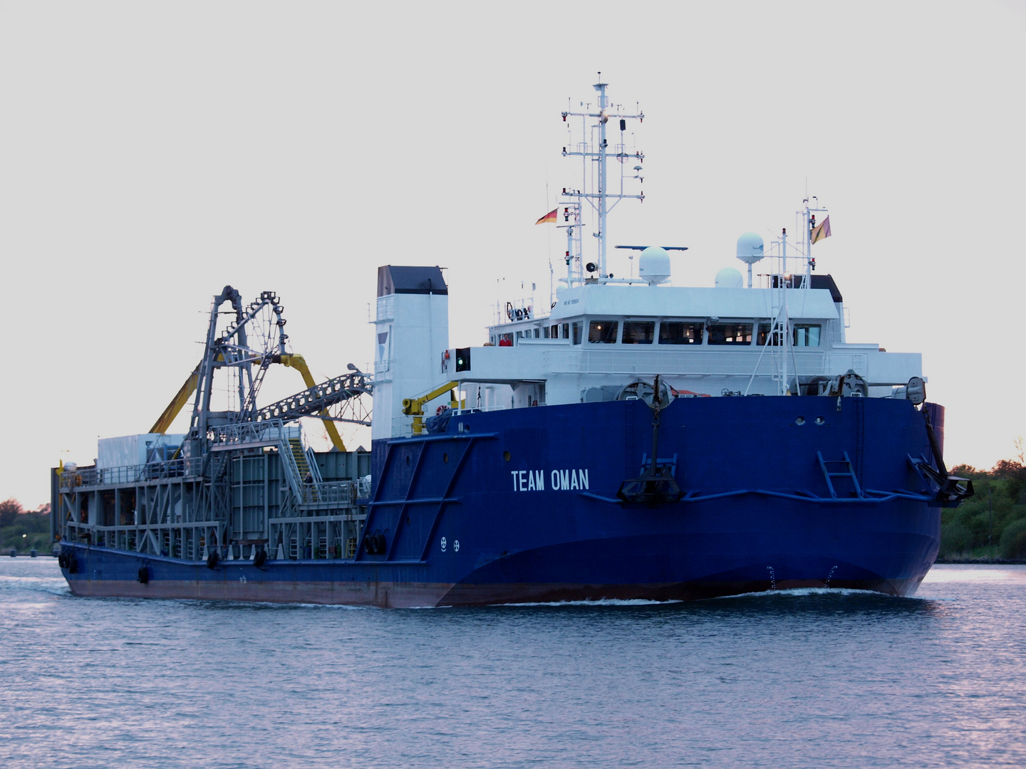 Das Kabelverlegeschiff TEAM OMAN auf dem Nord-Ostsee-Kanal