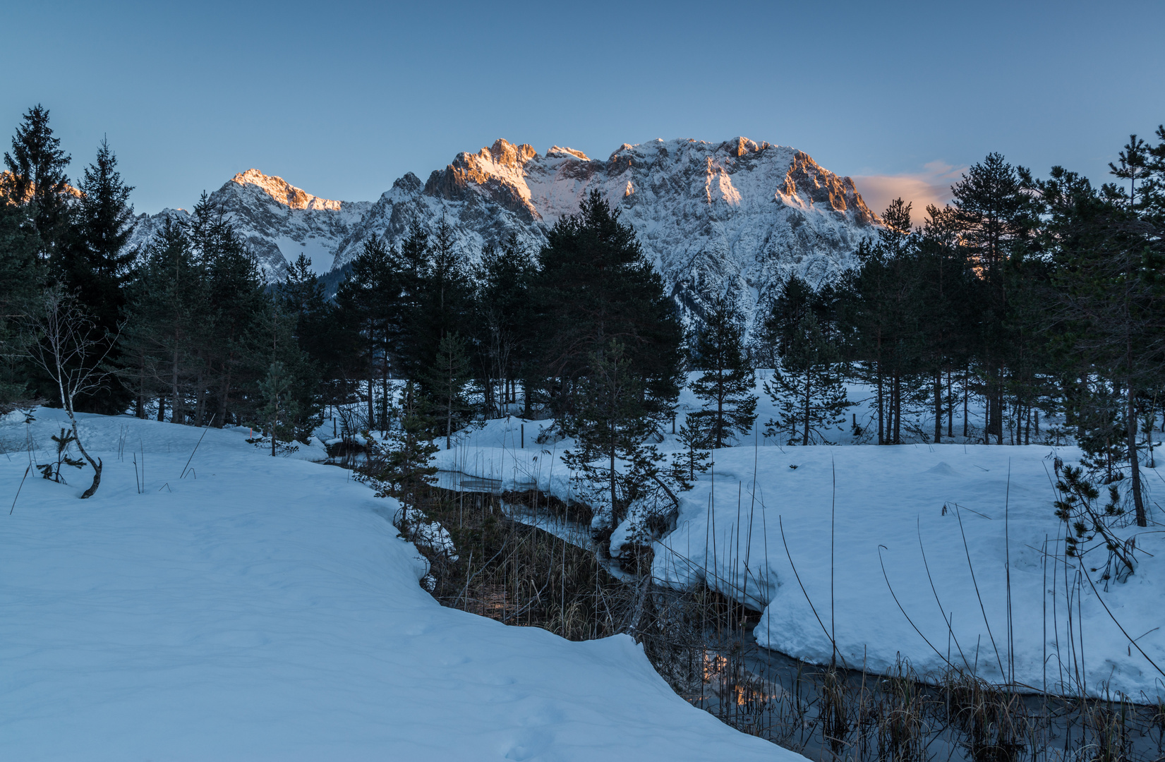 Das Karwendelgebirge im Abendlicht