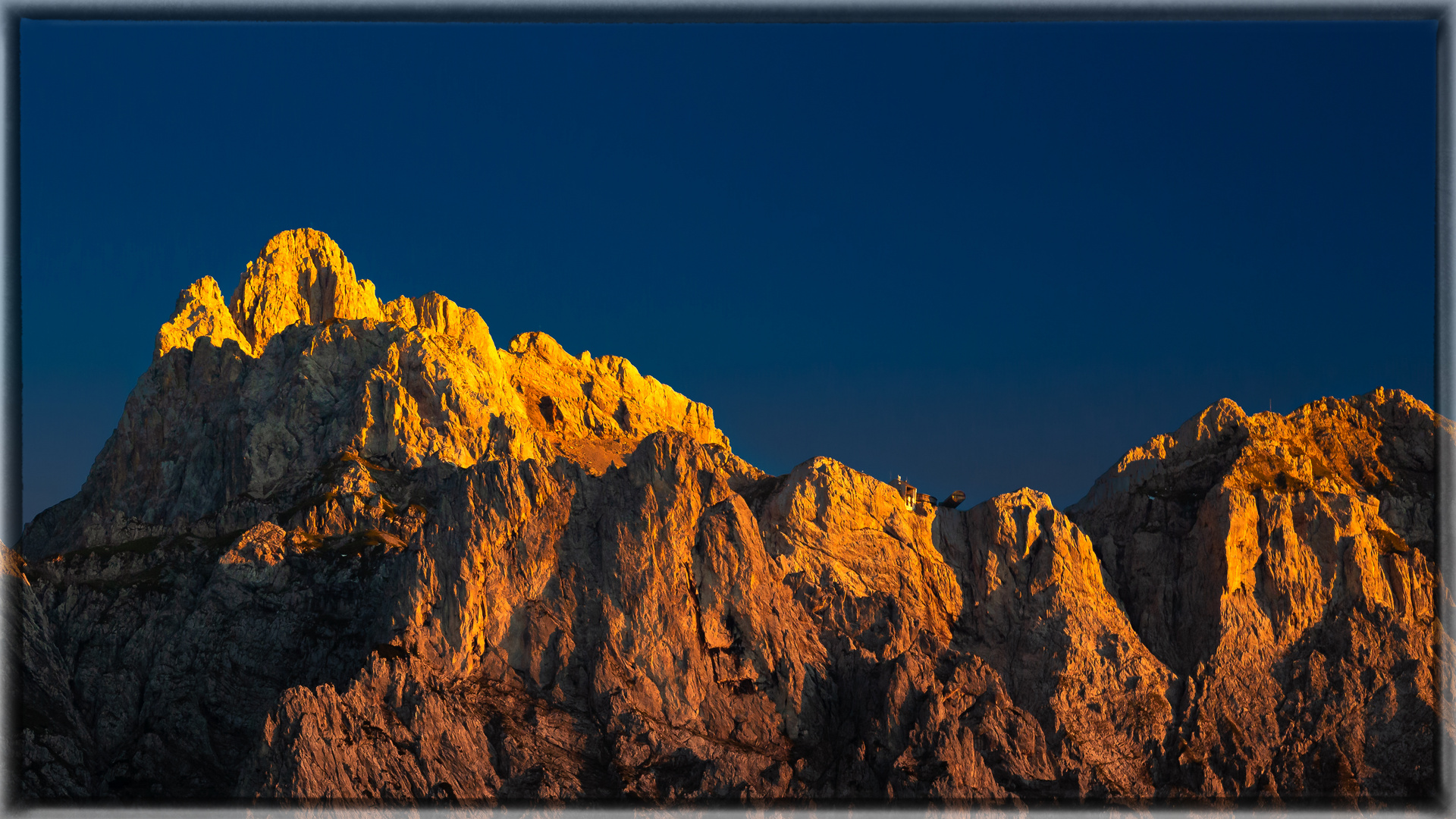 Das Karwendelgebirge im letzten Sonnenlicht