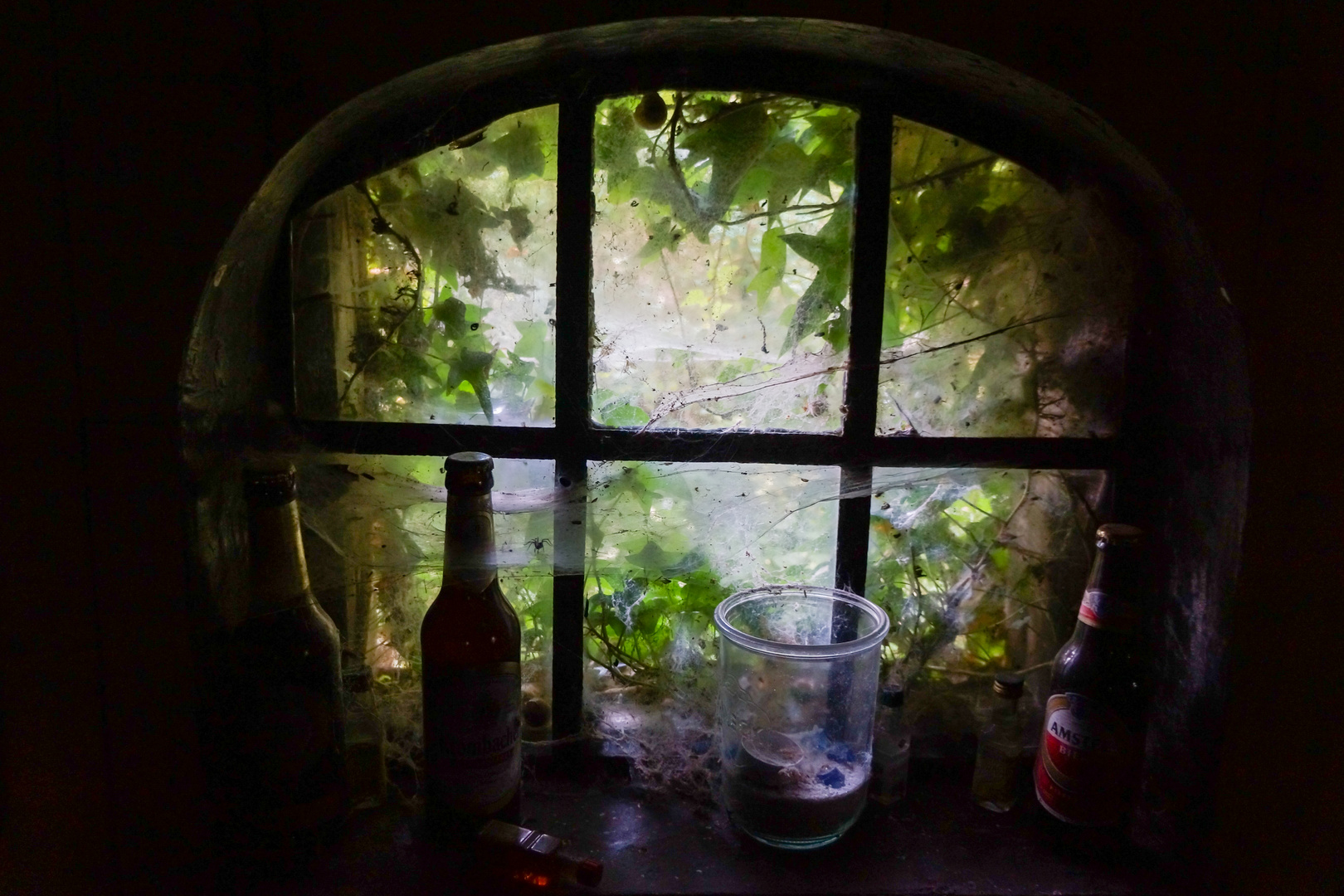 " Das Kellerfenster " Foto & Bild | stillleben, zufällige arrangements