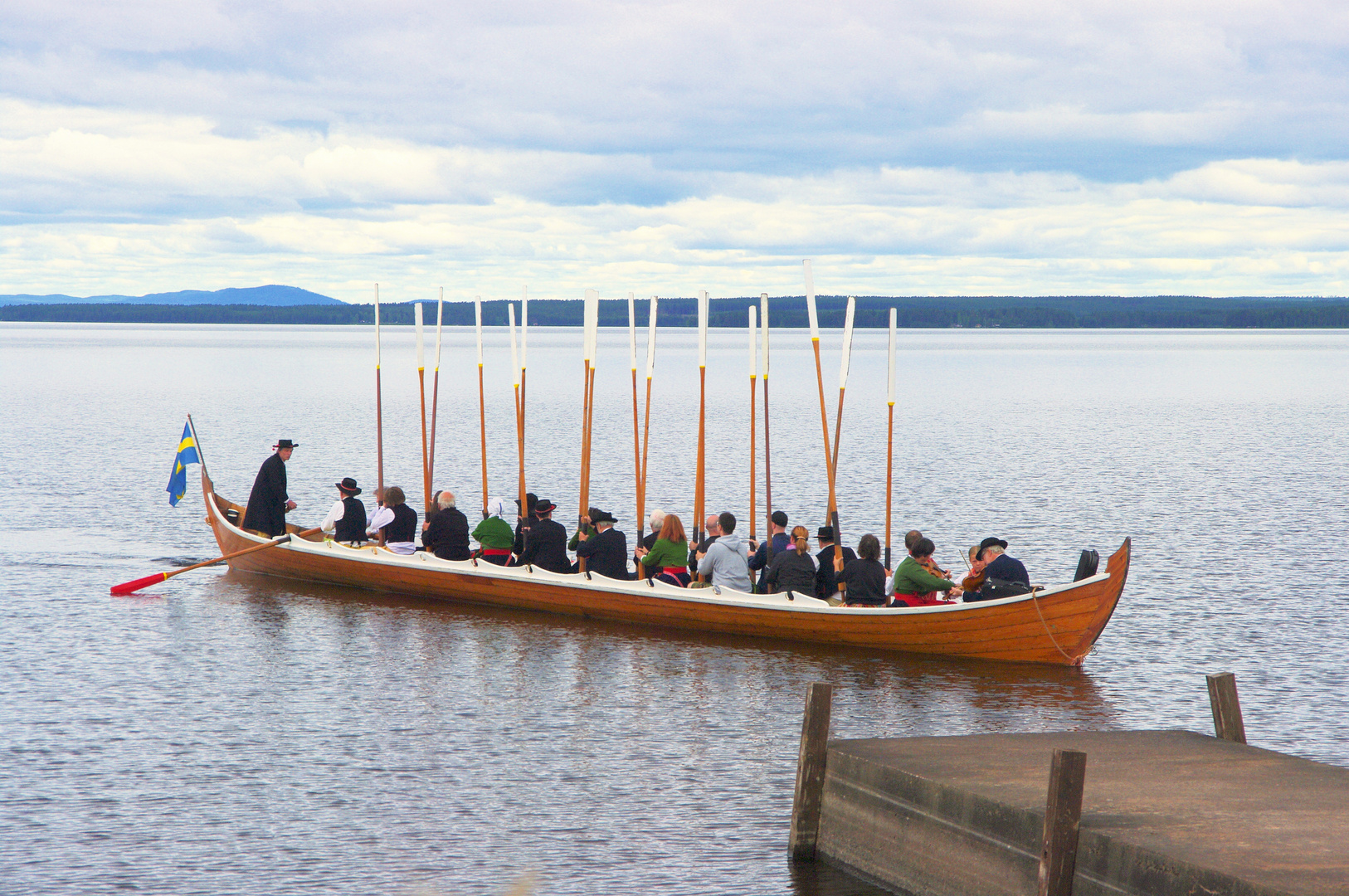 Das Kirchboot kommt an der Kirche von Rättvik an.