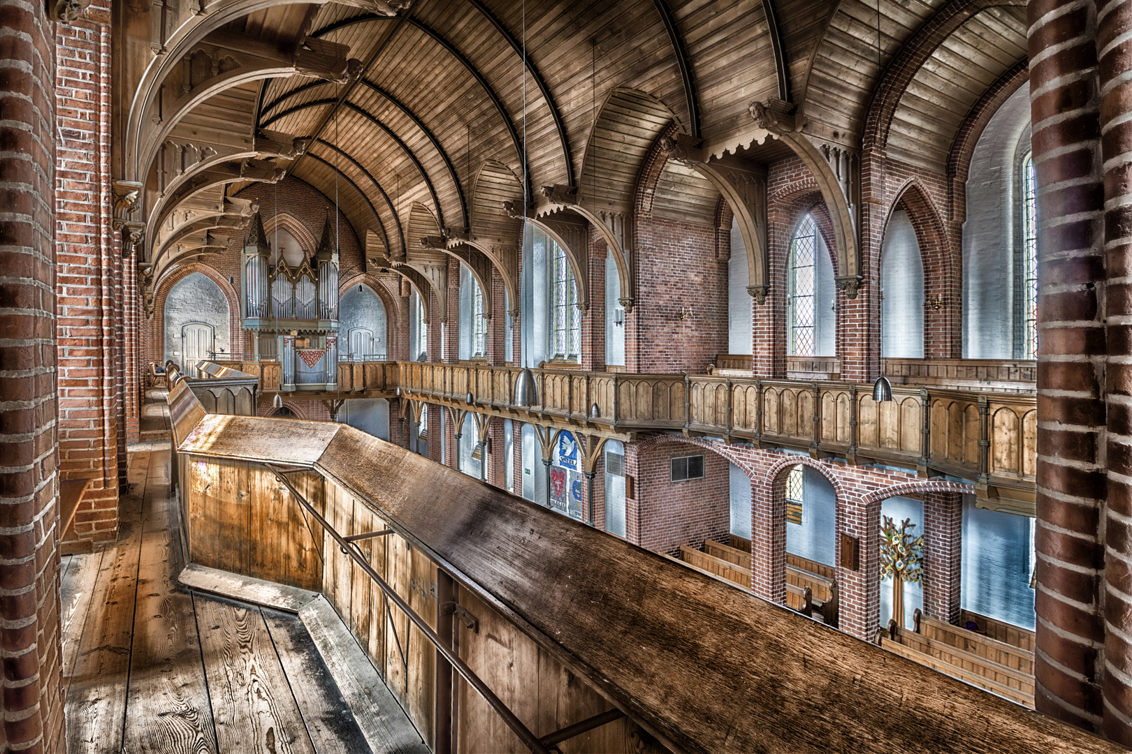 Das Kirchenschiff mit Blick auf die Orgel