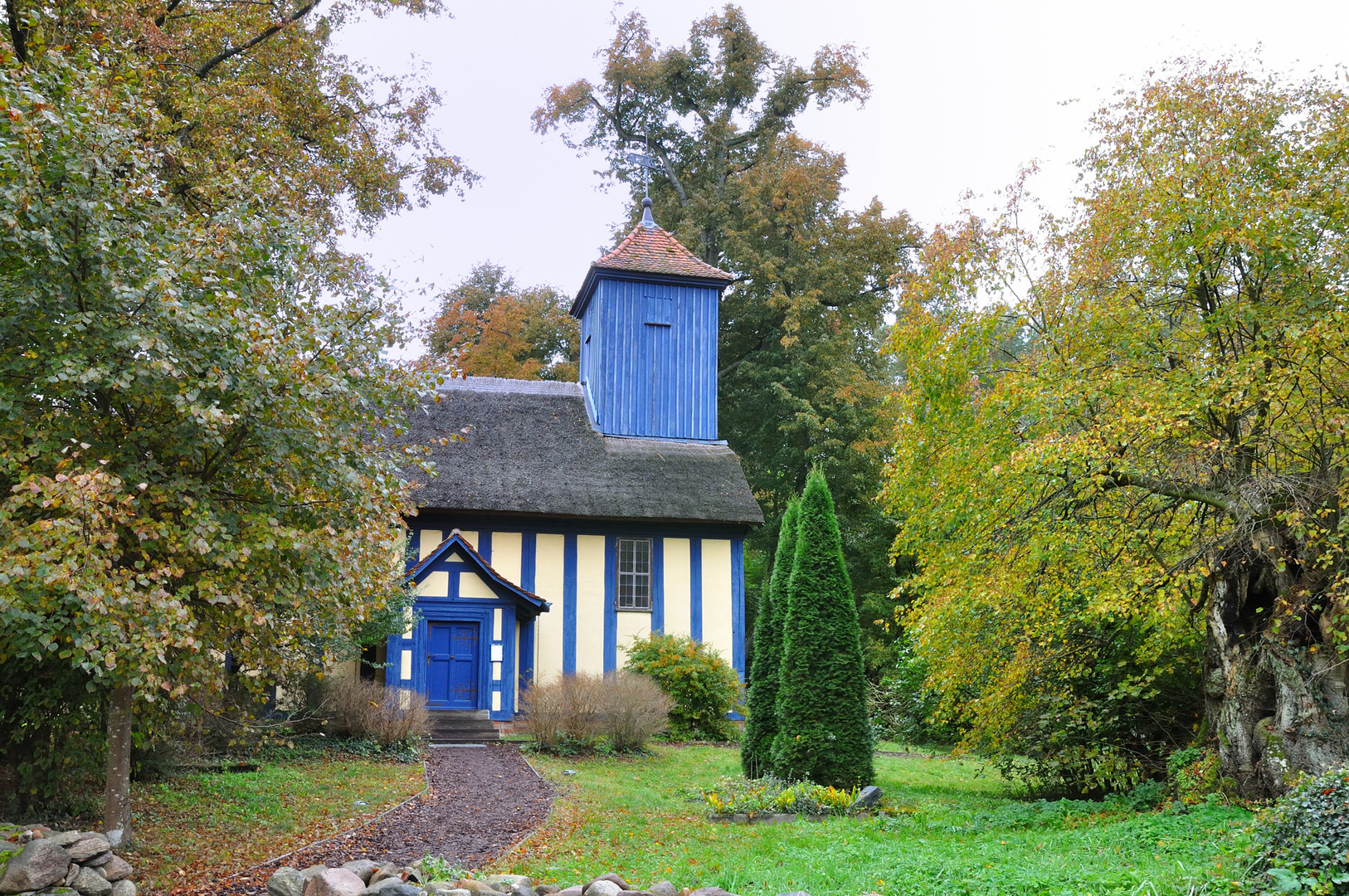 Das Kirchlein im Grünen