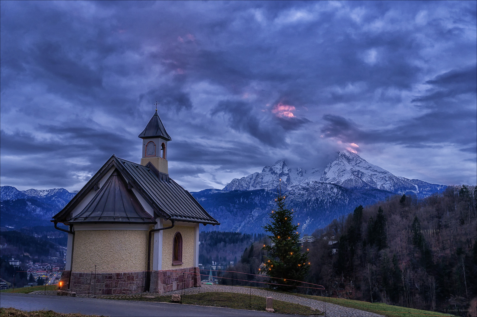 Das Kirchlein und der Berg