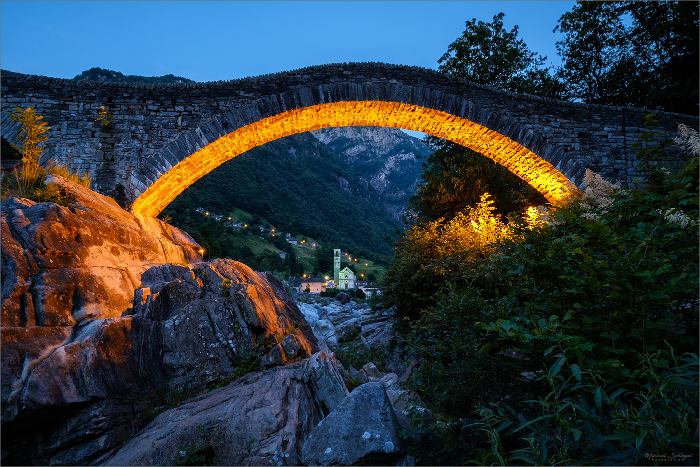 das Kirchlein unter der Brücke