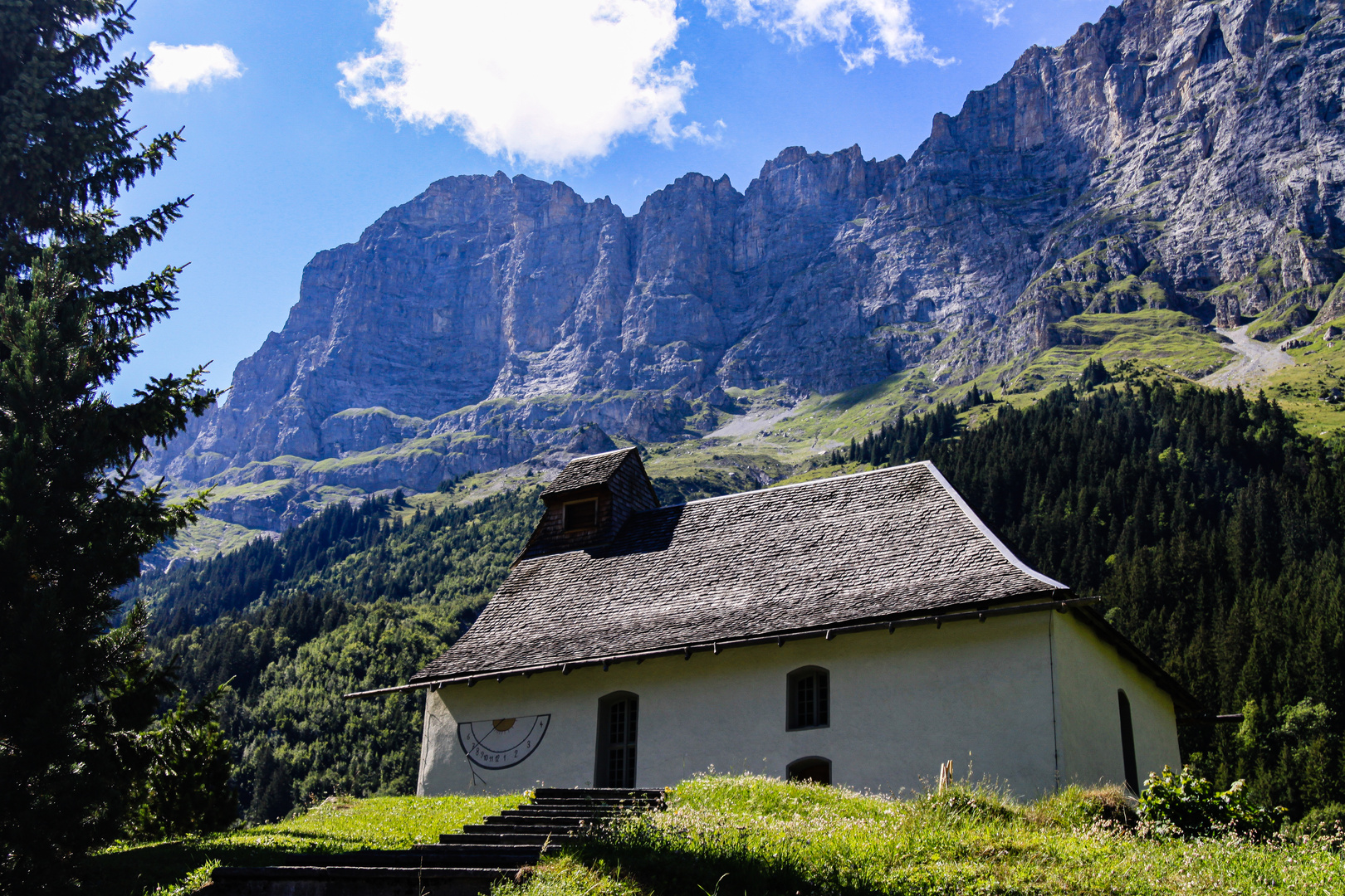 Das Kirchlein von Gadmen, die Gadmer-Dolomiten und der Tällistock