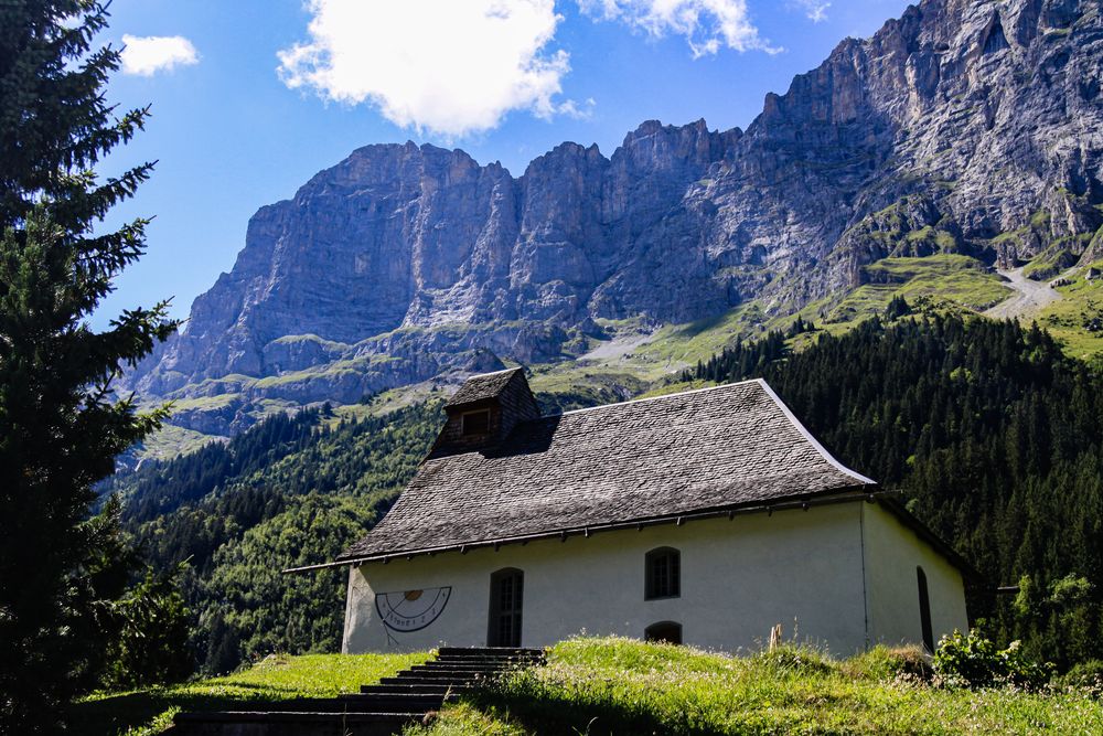 Das Kirchlein von Gadmen, die Gadmer-Dolomiten und der Tällistock