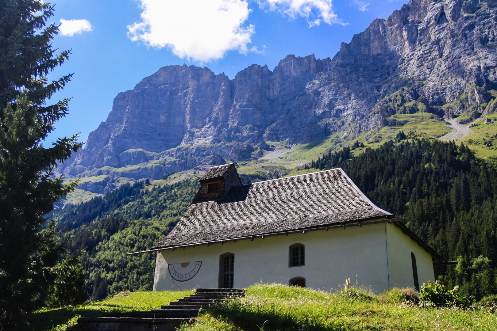 Das Kirchlein von Gadmen mit dem Tällistock und den Gadmerflüe