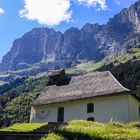 Das Kirchlein von Gadmen mit dem Tällistock und den Gadmerflüe