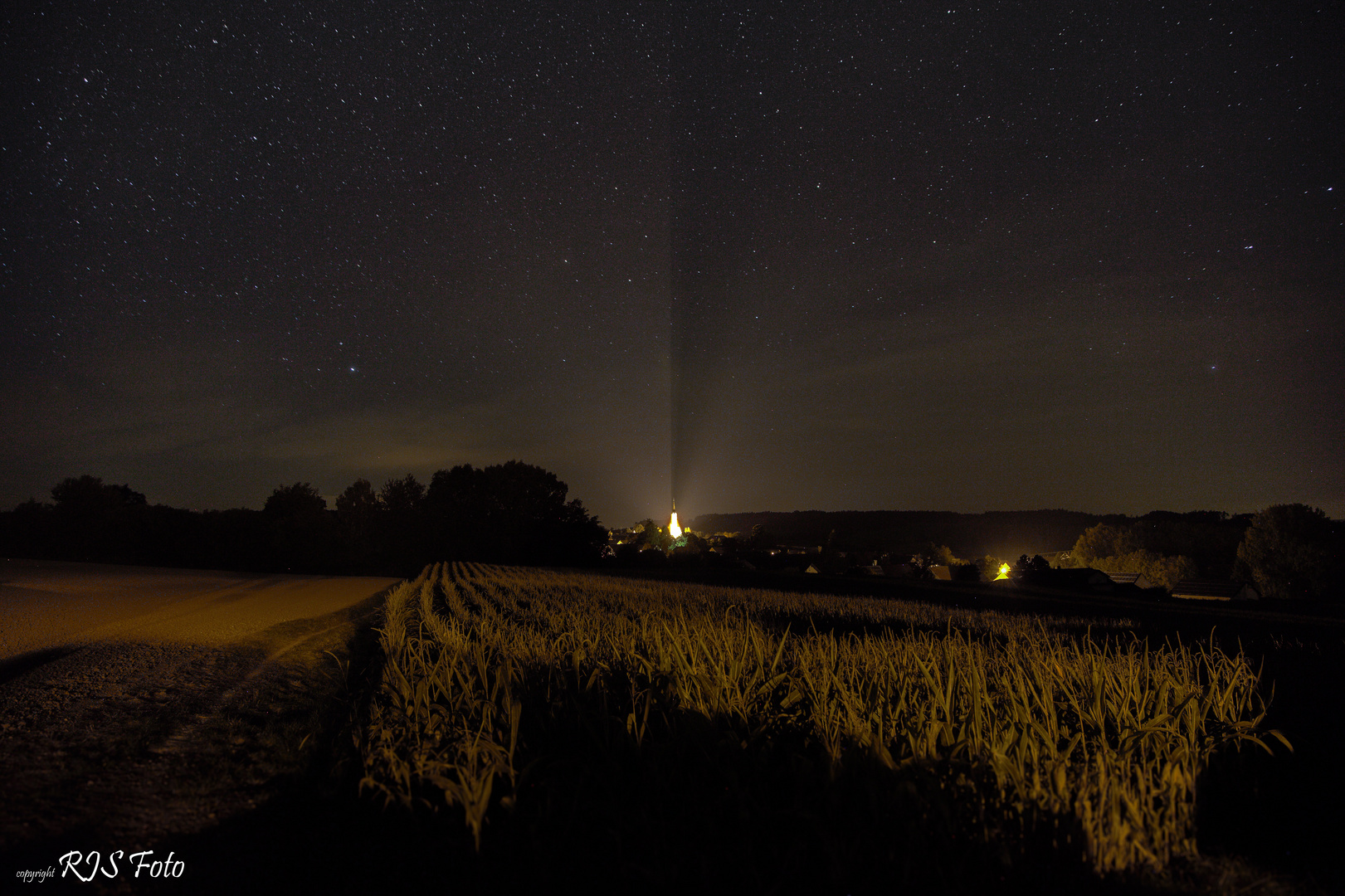 Das Kirchlein von Neuhausen strahlt bei Nacht