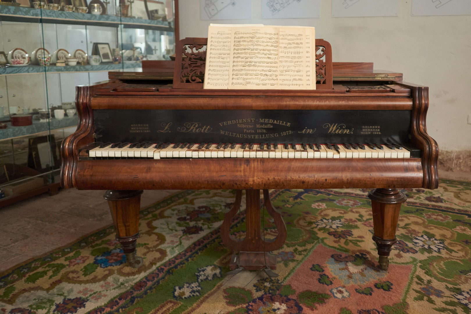 Das Klavier im Schloss von Letovice in Farbe