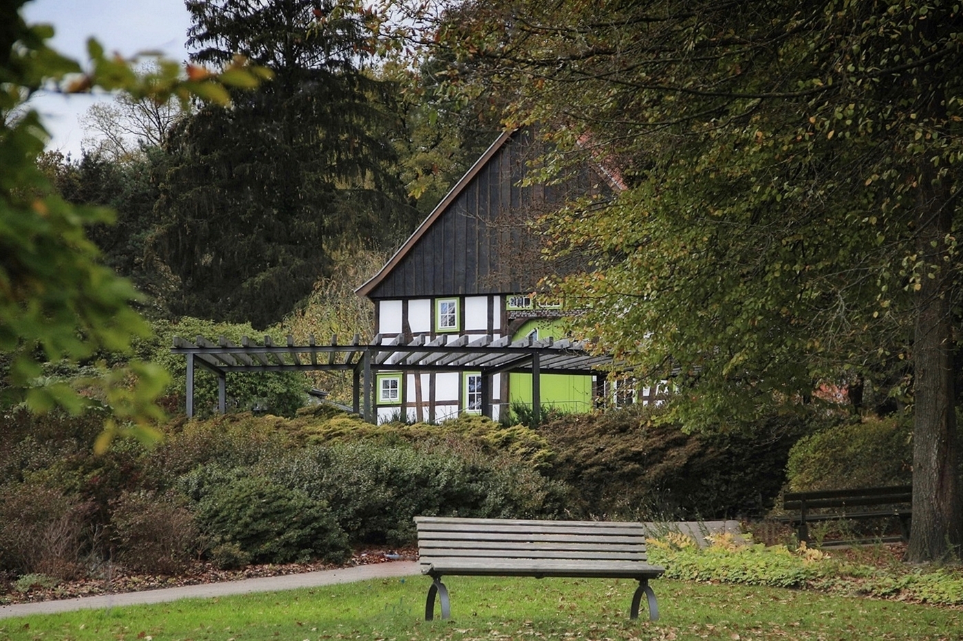 das kleine Fachwerkhaus in unserem botanischen Garten... Foto & Bild