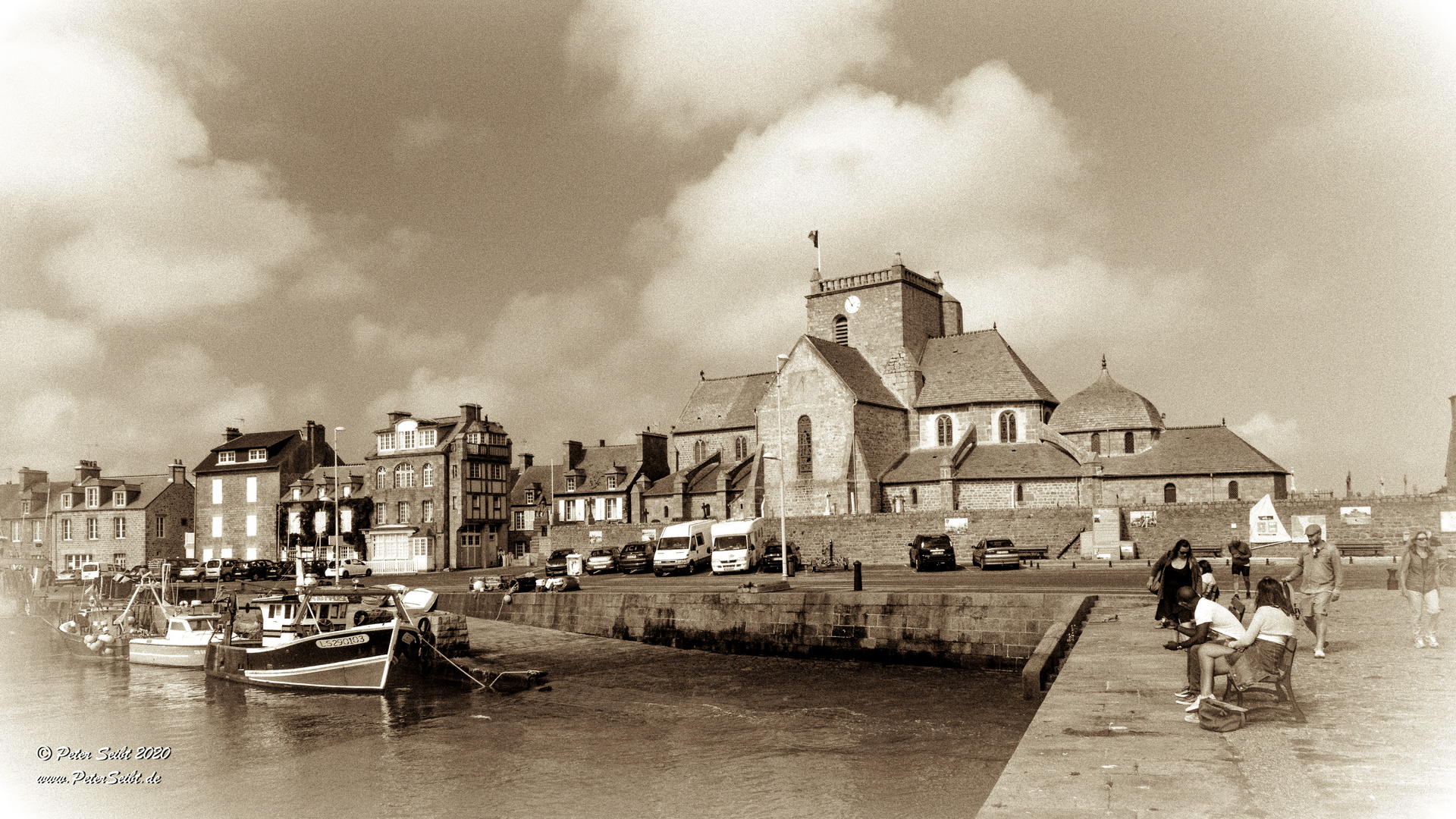 Das kleine Hafenstädtchen Barfleur in der Normandie