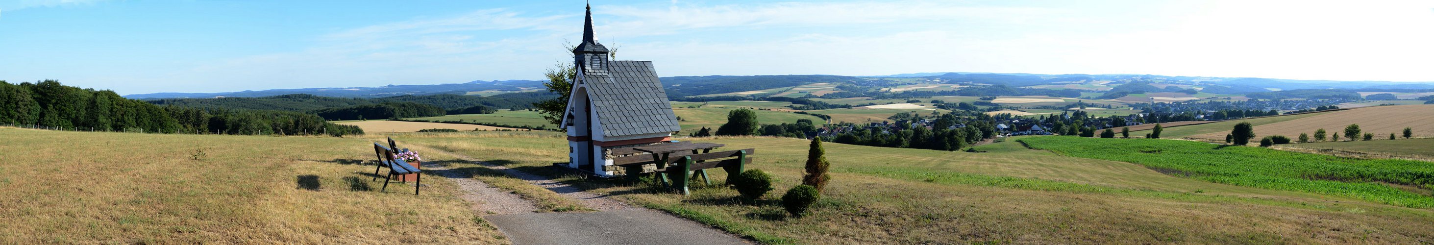 Das kleine Kapellchen bei Lommersdorf mit dem Eifelpanorama