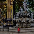 Das kleine Mädchen am Neptun-Brunnen - La p'tite fille près de la fontaine de Neptune