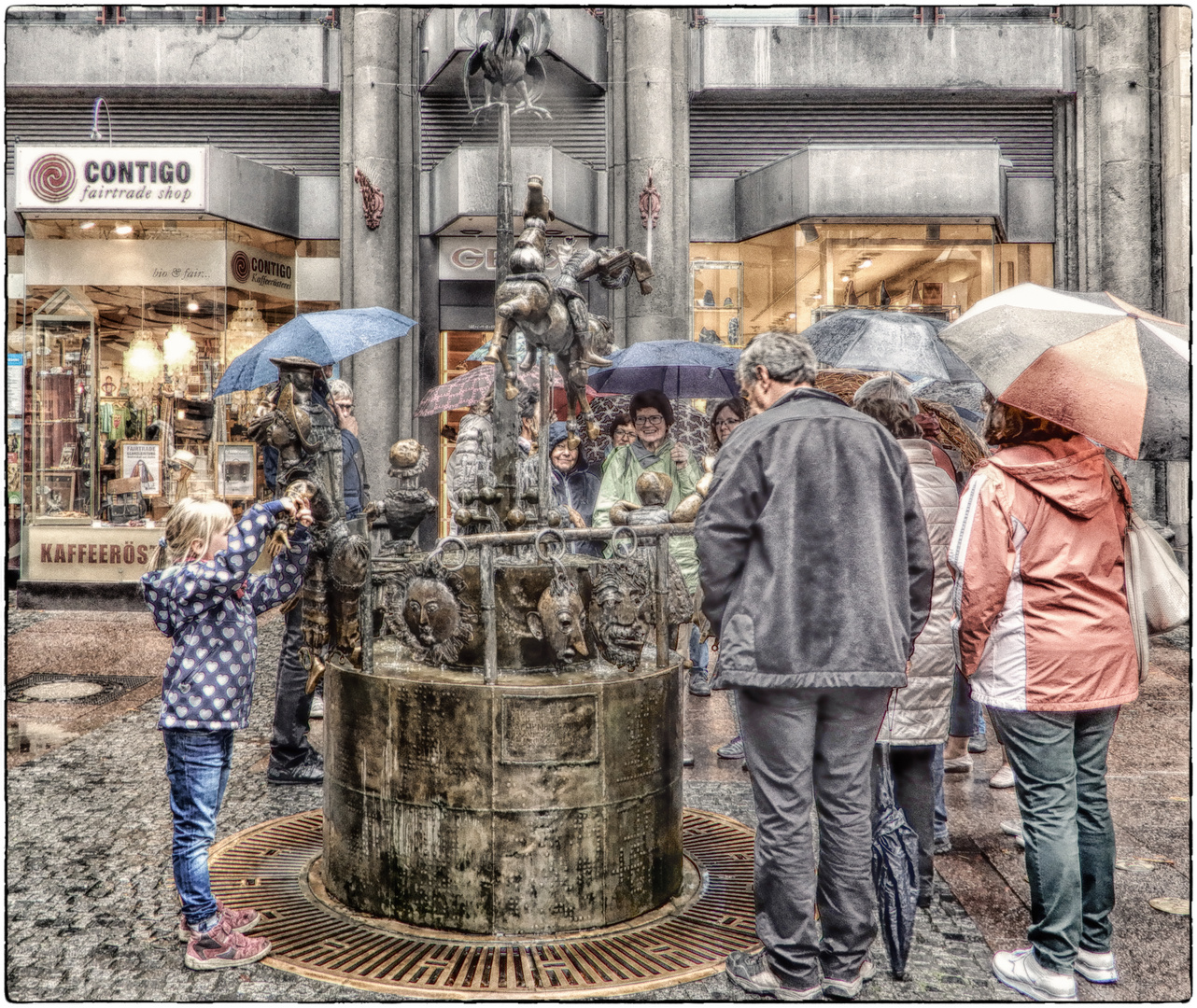 Das kleine Mädchen am Puppenbrunnen - La jeune fille à la fontaine aux poupées