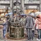 Das kleine Mädchen am Puppenbrunnen - La jeune fille à la fontaine aux poupées