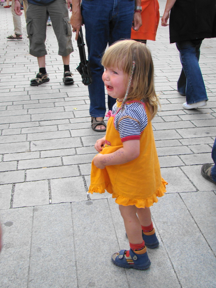 Das kleine Mädchen auf dem Tanzfest