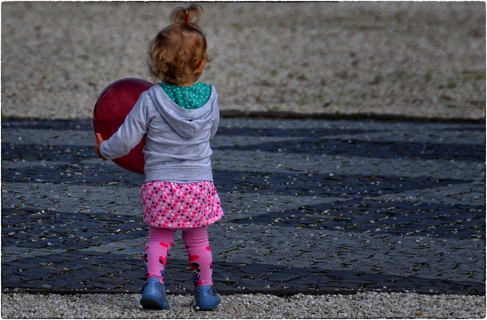 Das kleine Mädchen mit dem roten Luftballon - La p'tite fille et son ballon rouge