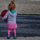 Das kleine Mädchen mit dem roten Luftballon - La p'tite fille et son ballon rouge