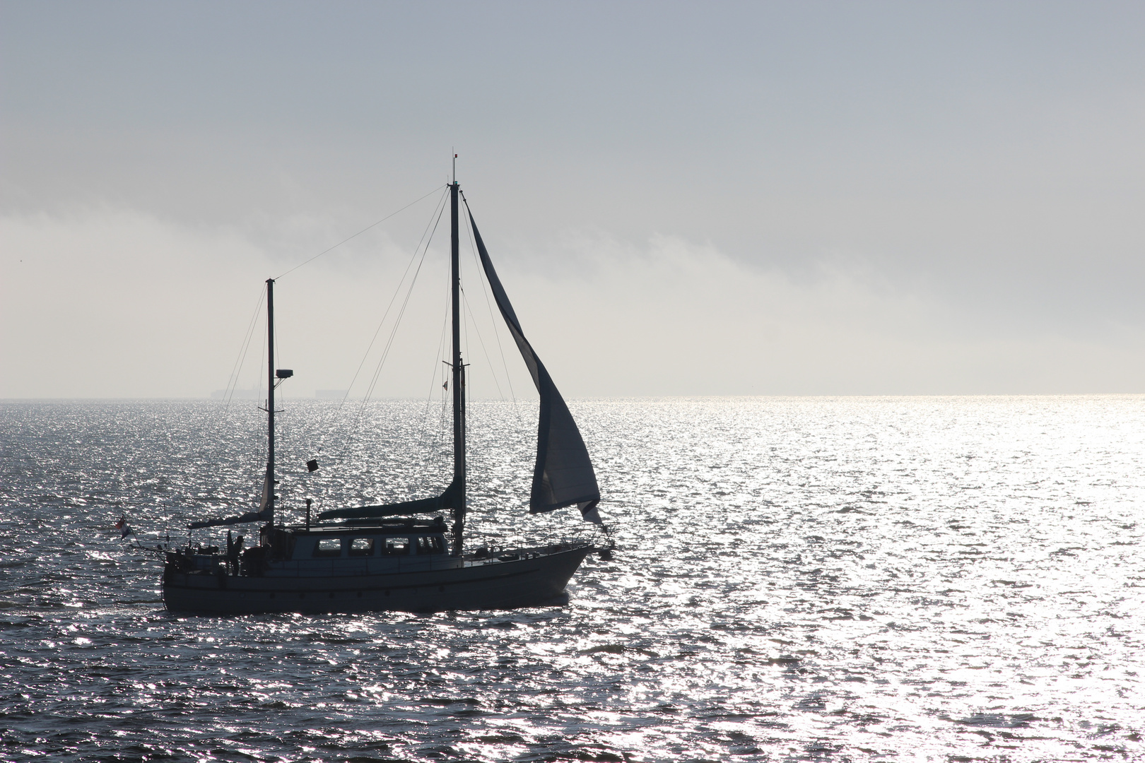 Das kleine Schiff fährt zum Licht