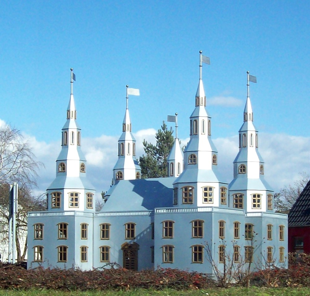 das kleine Schloss in der Mitte