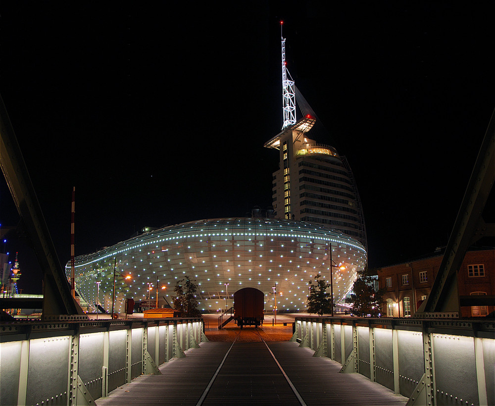 Das "Klimahaus" bei Nacht in Bremerhaven" (ein Besuch lohnt sich).