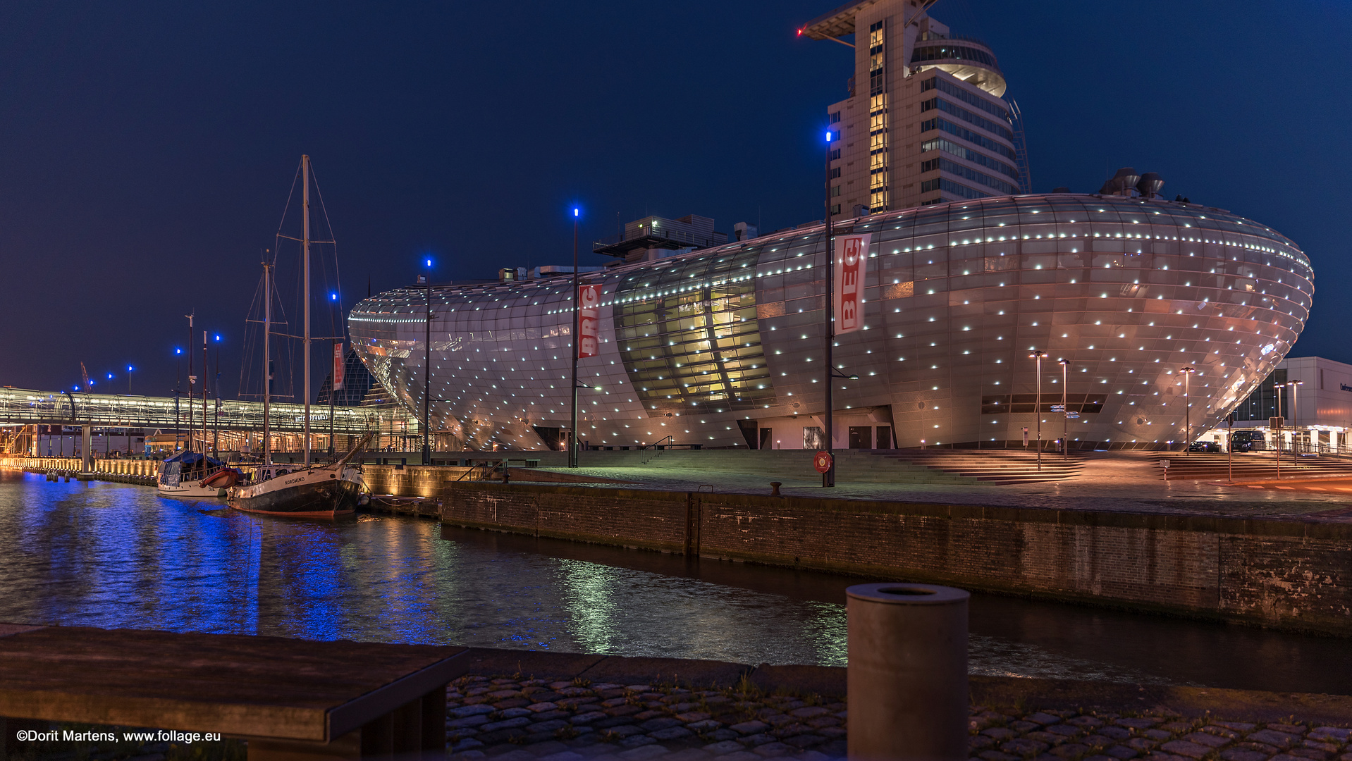 Das Klimahaus in Bremerhaven bei Nacht